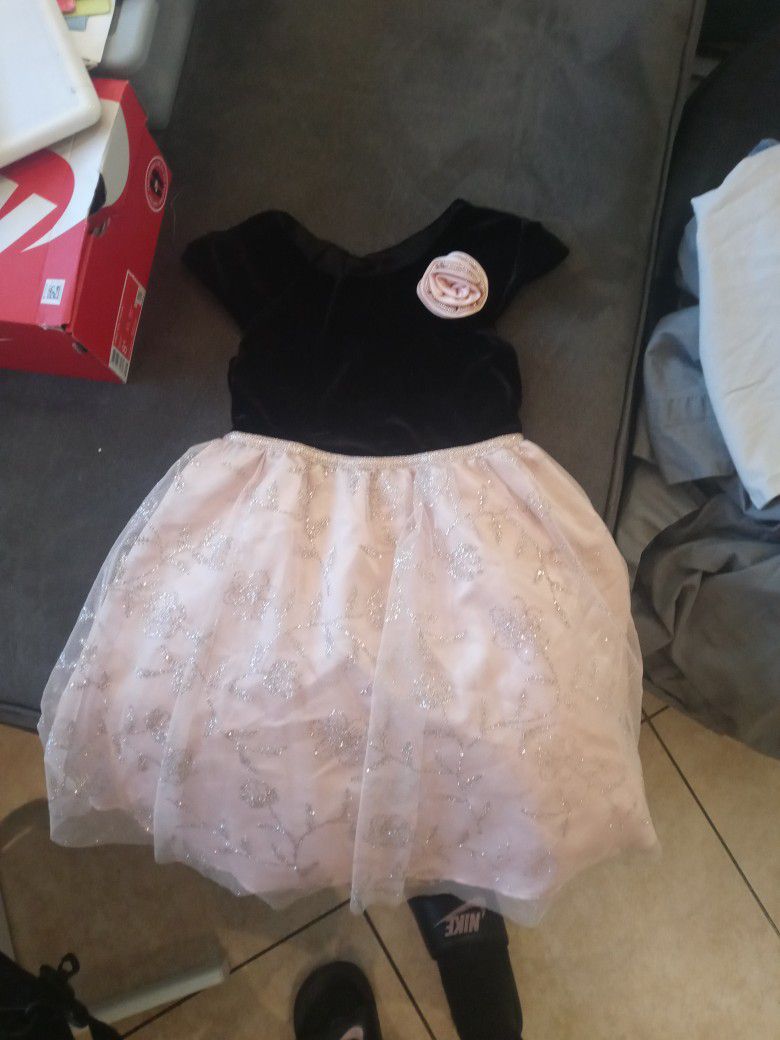 Dressy dress for little girls. Size 5, Perfect for holidays.