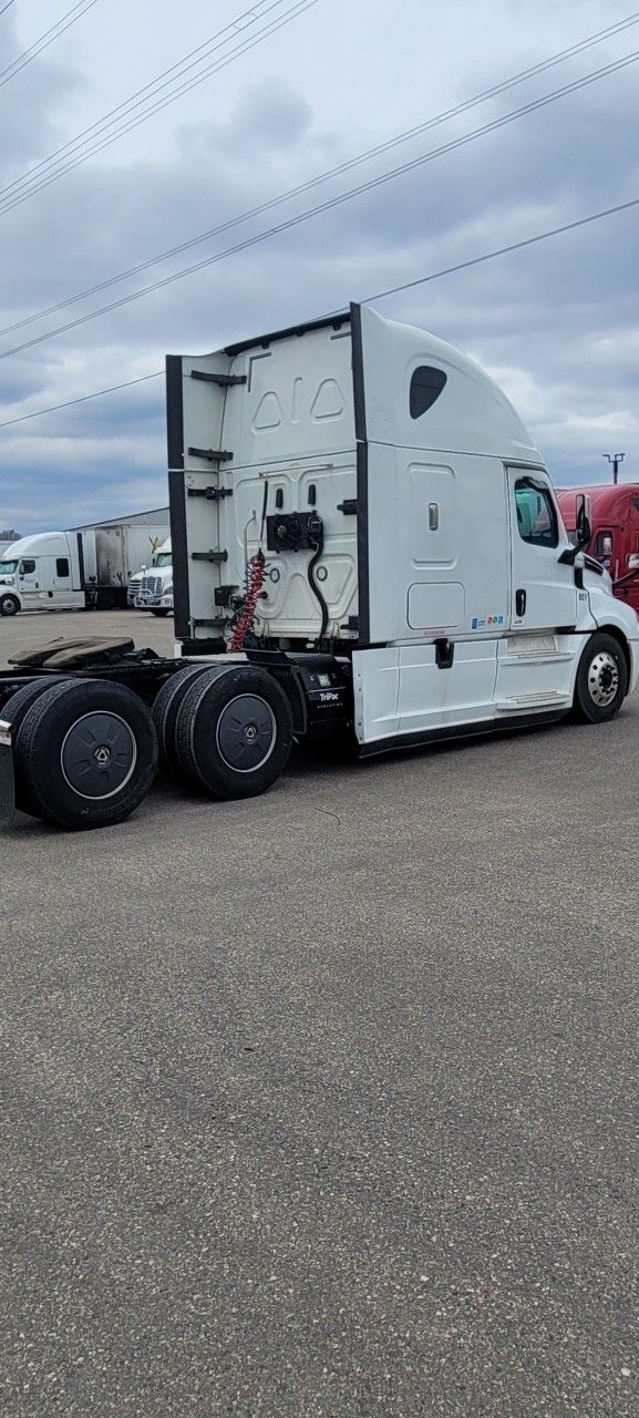 2020 Freightliner Cascadia 126