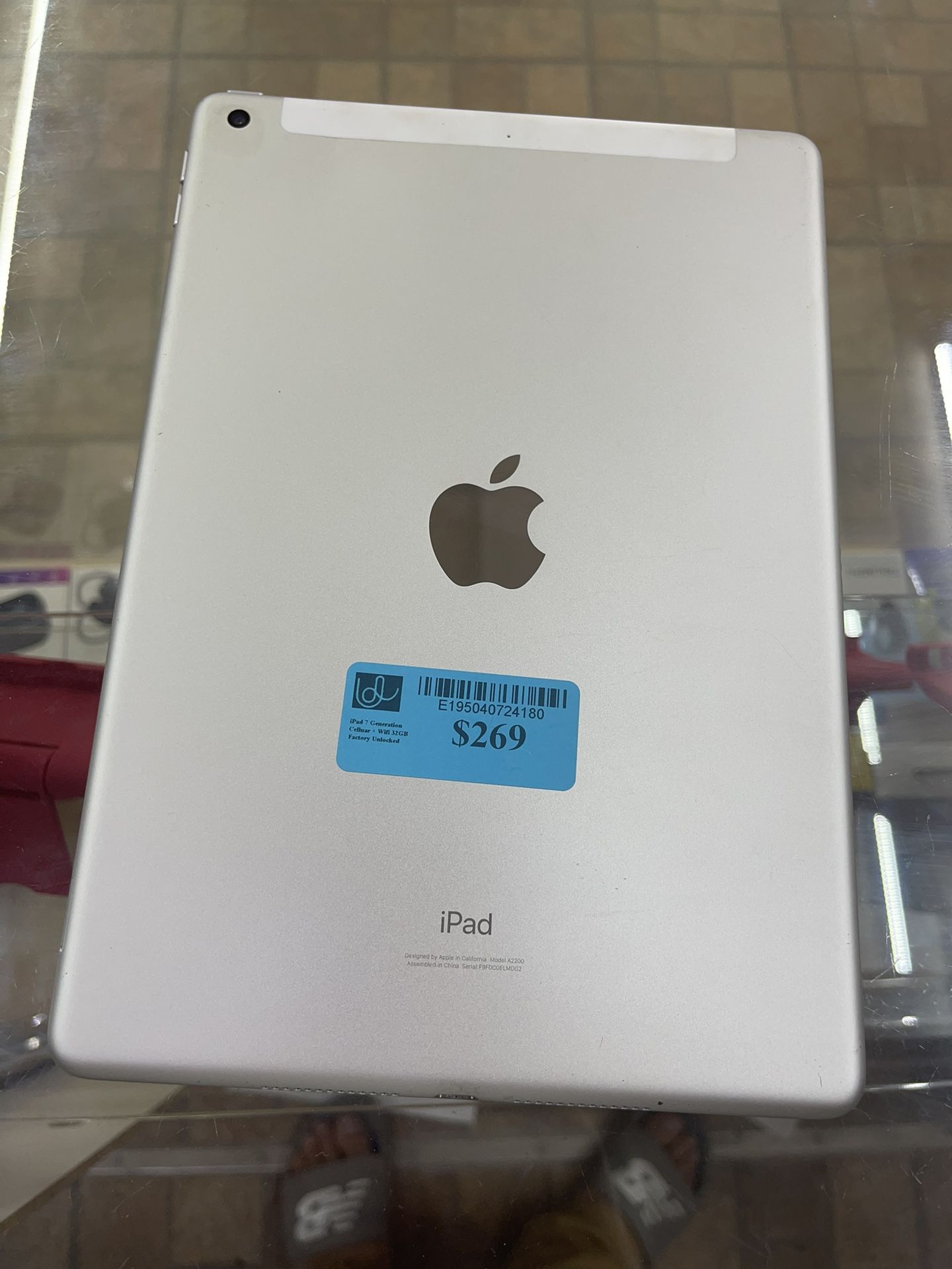 Unlocked ipad 7th cellular & Wifi With Warranty And Charger On Sale @ 12811 N Nebraska Ave Tampa, 33612