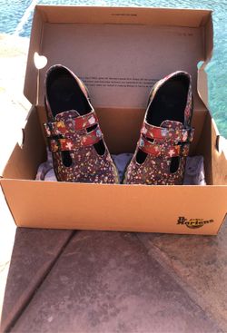 Very lightly worn Dr. Martens Maryjanes. Size 7 $50