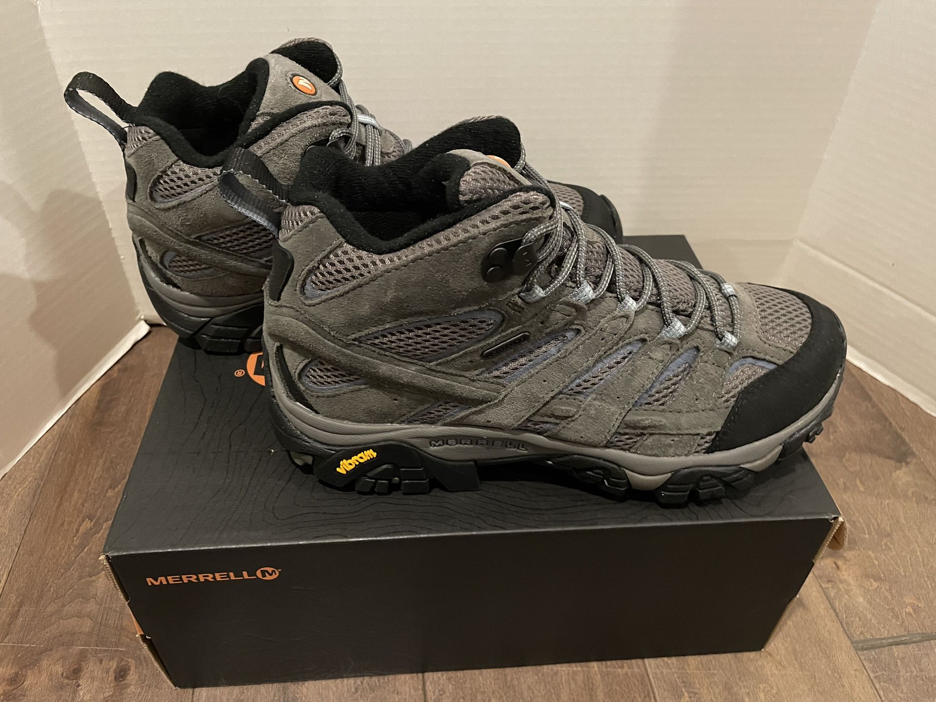 Merrell Women's Moab 2 Mid Waterproof Hiking Boots size 10 brand new 