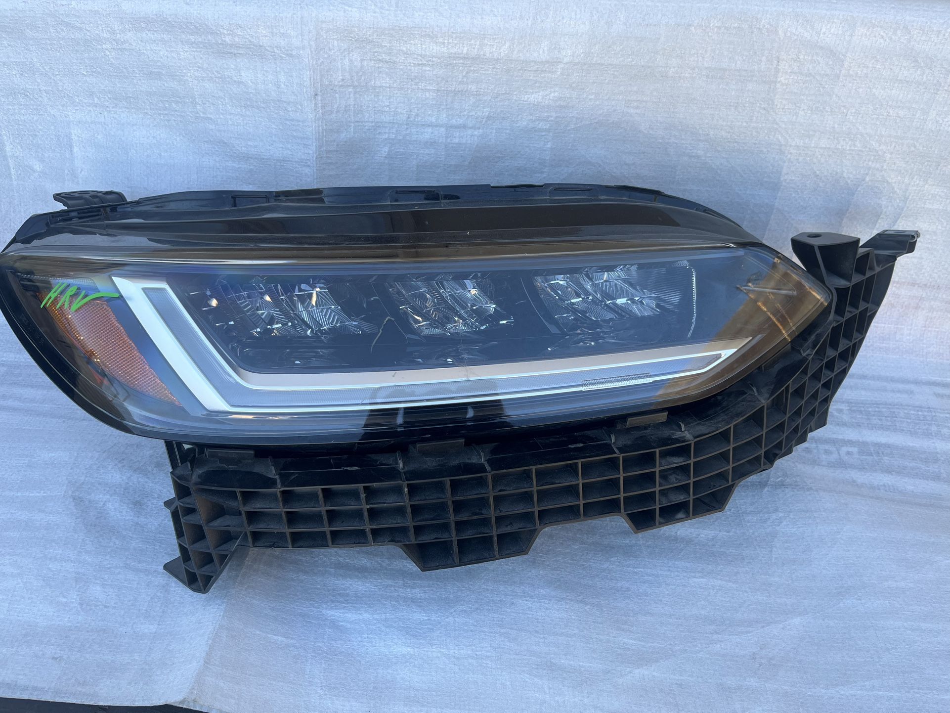 2023-24 HONDA HRV RIGHT HEADLIGHT