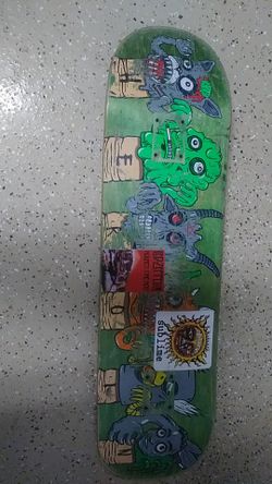 Heroine board with shake junt grip tape