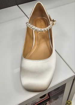 Women's David's Bridal  Wedding ShoesPearl Strap Satin Mary Jane Block Heels. Size 8