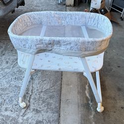 Winnie the Pooh bassinet
