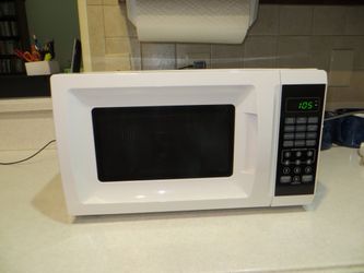 Countertop White Microwave. 1050 watts.