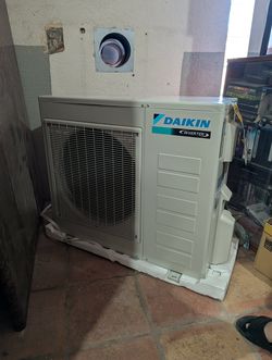 Daikin ENTRA 24,000 BTU 18 SEER2 Single Zone Ductless Mini Split Air Conditioner Heat Pump System 208/230V - FTXB24BXVJU / RXB24BXVJU