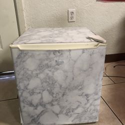 Mini Fridge 25$ 