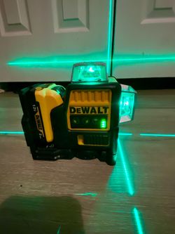 DeWalt 12V Green Beam Cross Line Laser Level
