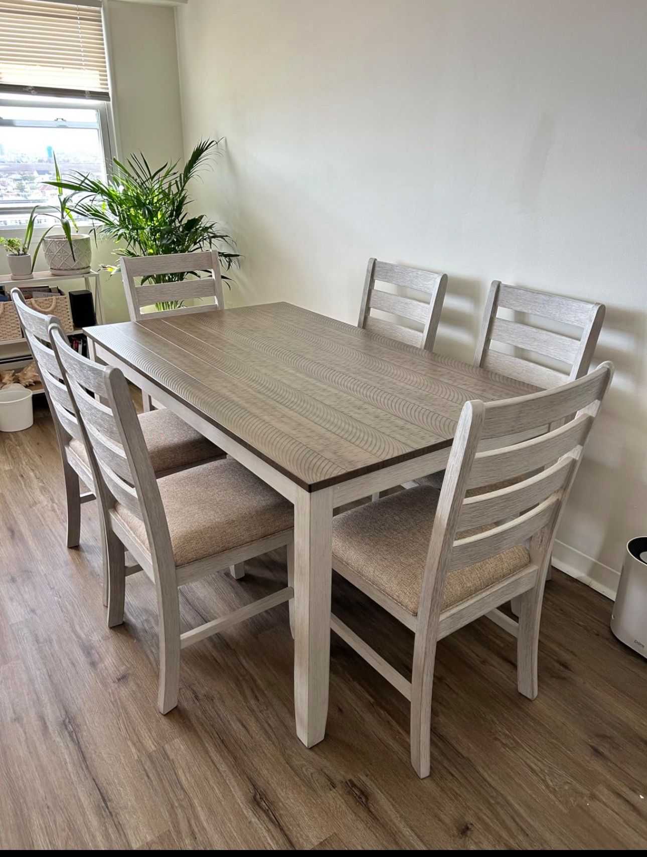 Table 6 Chairs In Excellent Condition