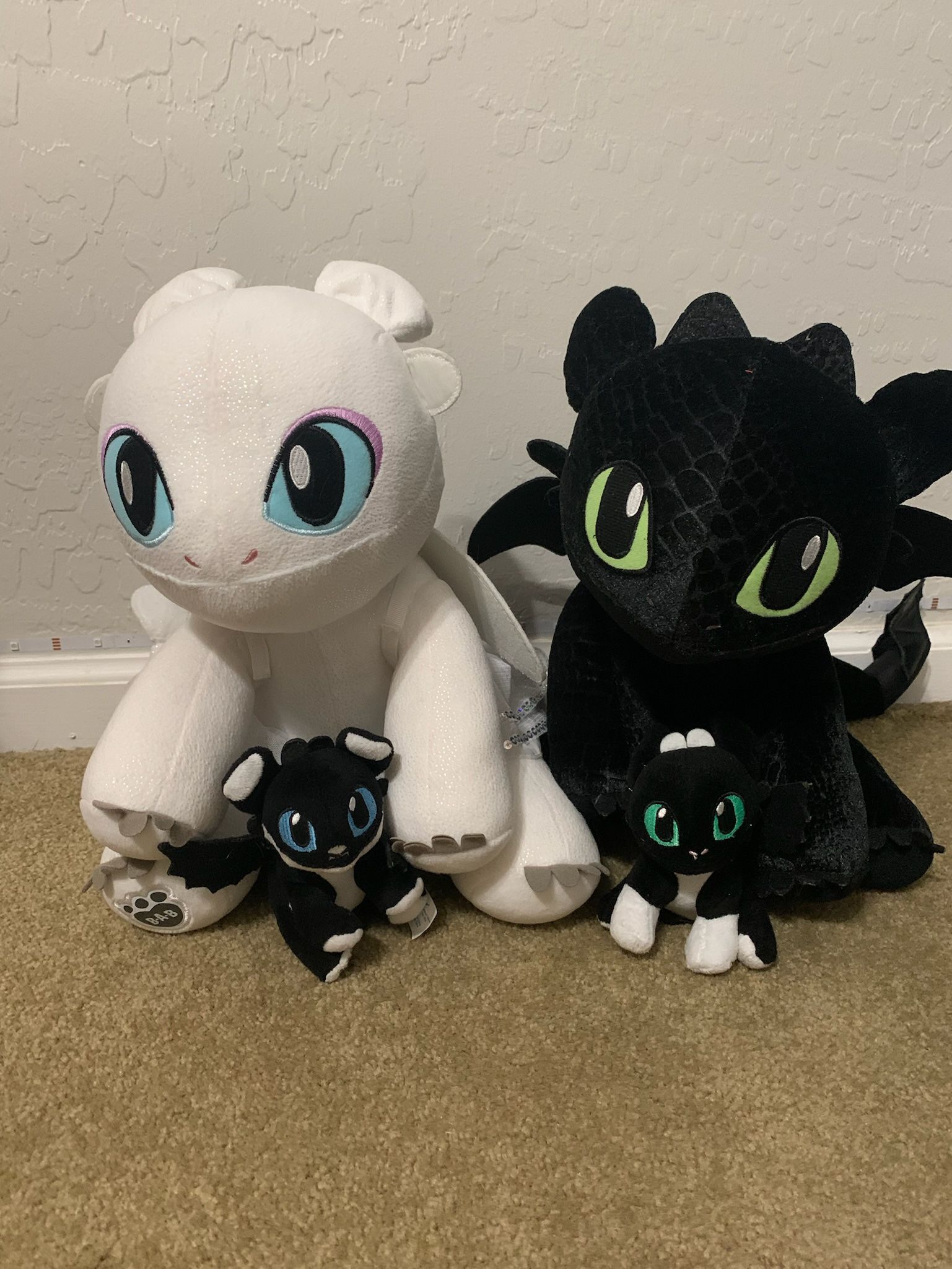 Toothless, Light fury + 3 Babies (How to Train your Dragon)