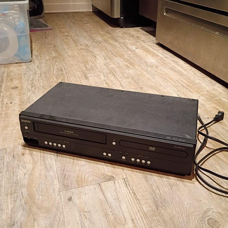 Sanyo FWDV225F VCR DVD Player Combo - No Remote