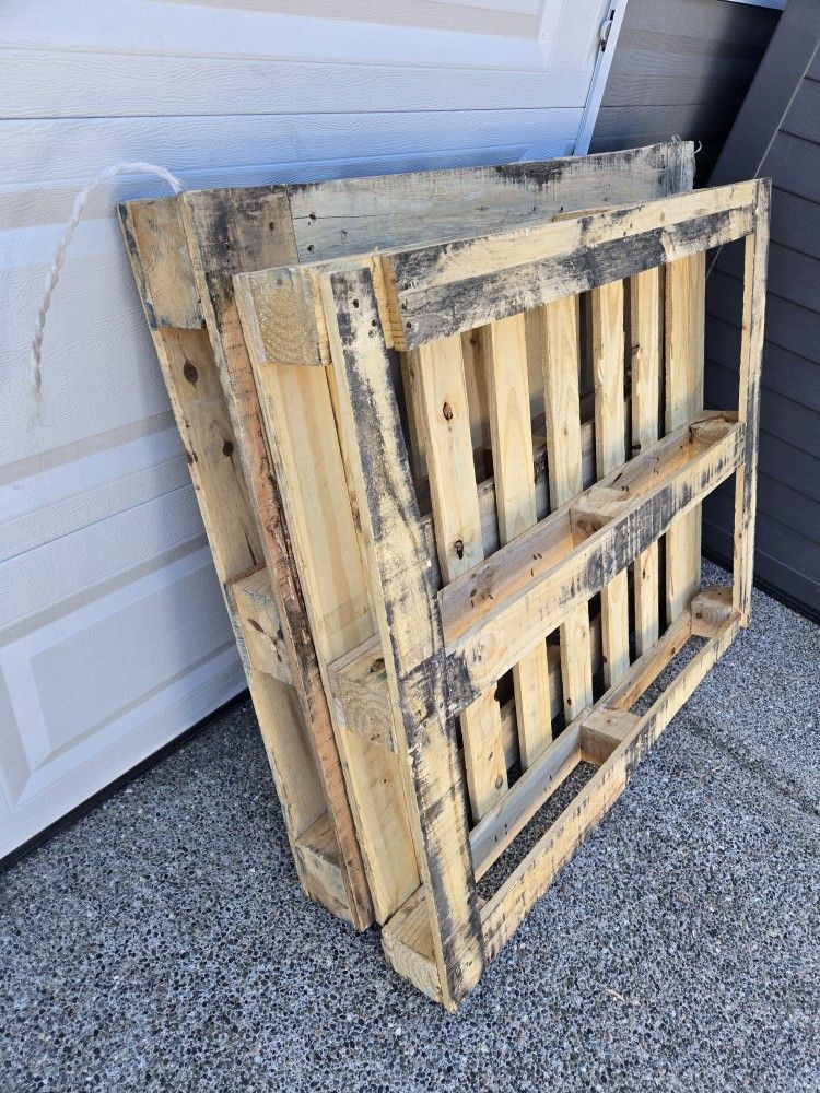 🆓️ 7-8 Wooden Pallets dry and good for firewood or Use