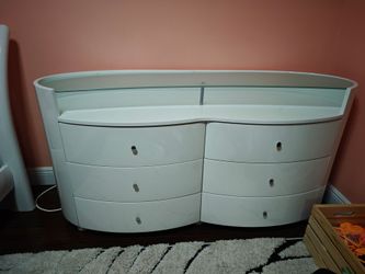 White 6-Drawer Dresser with Glass Top Shelf