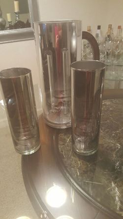 Hermoso trío de vase para flores y velas decorado con una mezcla de pintura plateado haciéndola lucir como espejo son preciosas