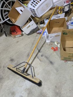 Free push room pushbroom