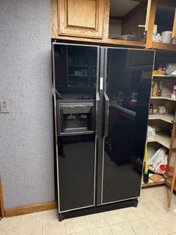 BLACK AMANA PERFECT WORKING REFRIGERATOR BLACK DOUBLE DOOR SIDE BY SIDE