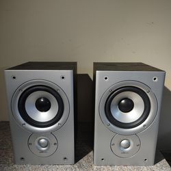 Polk Audio bookshelf speakers