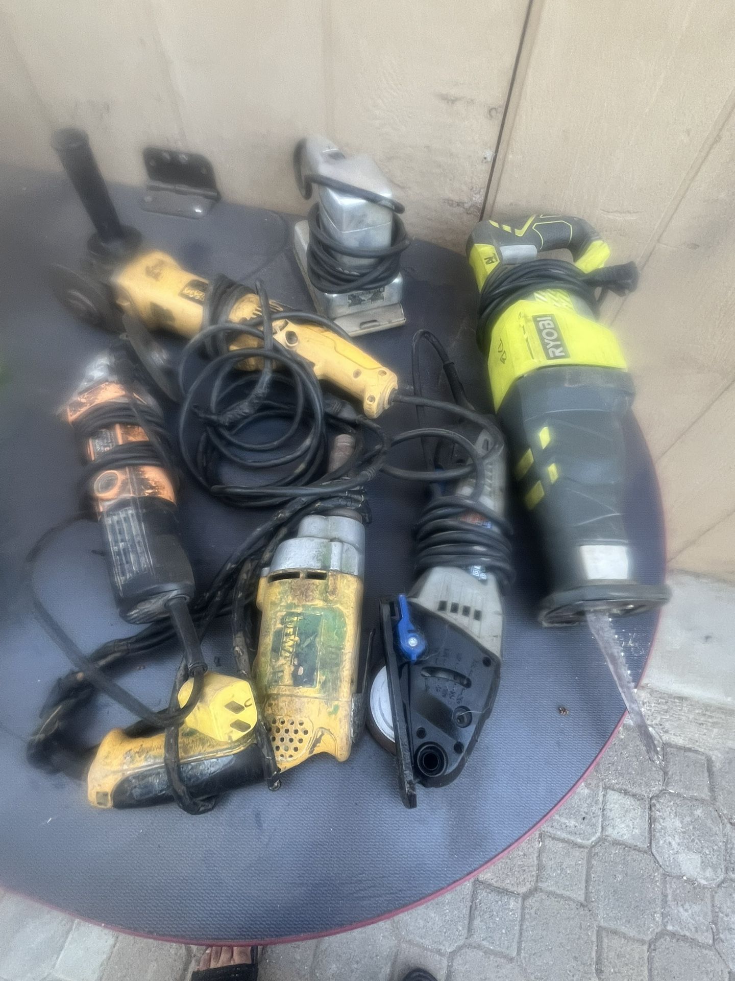 Vendo Estos 3 Sopladores 2 Moto Sierras Un Xoxo 3 Graines  1 Taladro  Una Lijadora Todo Por 200 Dólares 