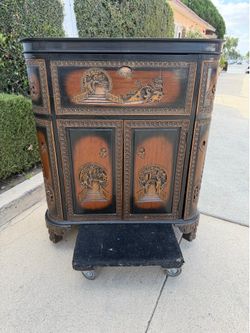 Beautiful vintage Chinese bar cabinet  35” wide 17” side 41” high