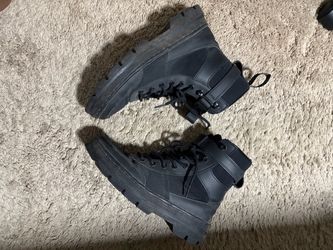 Size 9 men doc martin boots