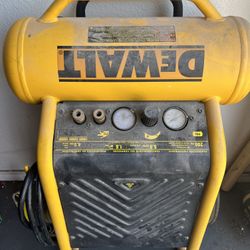 DEWALT 4.5 Gal Portable Air Compressor D55146
