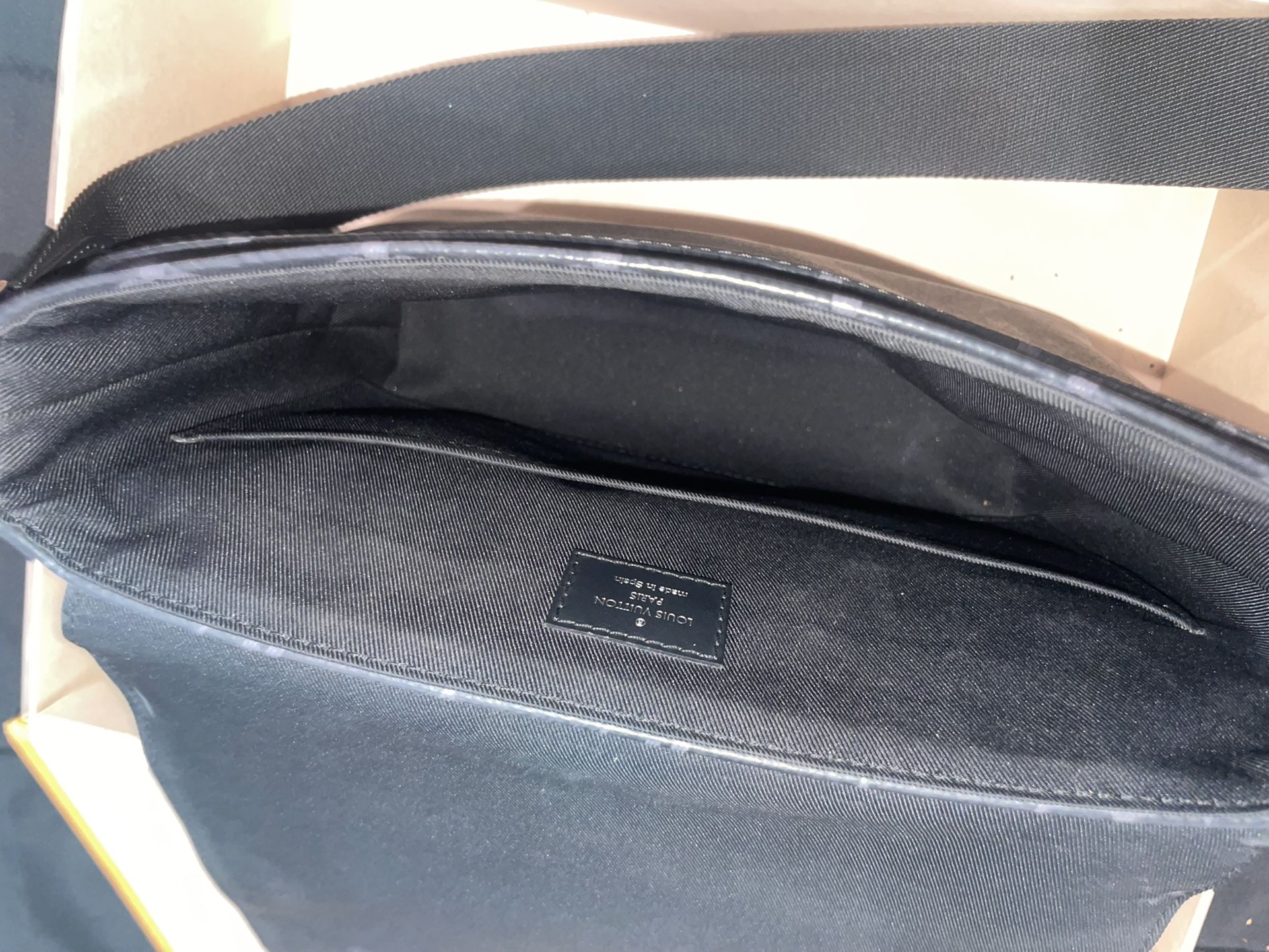 Men's Louis Vuitton Messenger Bag… Original for Sale in Huntington