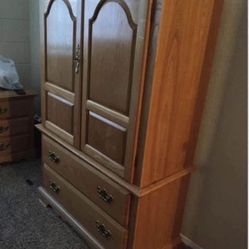 🎁BEAUTIFUL ARMOIRES 2 + DRAWERS AND LOTS OF SPACE BEHIND DOORS 🎁