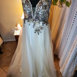 Off-white Prom, Princess 👸 Dance Dress - Size 15