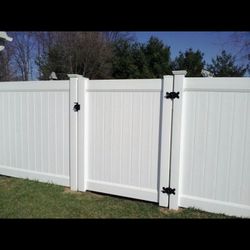 White  Vinyl Fence 