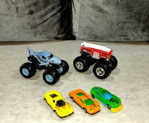 VINTAGE HOTWHEELS & MONSTER JAM MEGALODON MONSTER TRUCKS 1:64 SCALE. TRUCKS HAVE ARTICULATING WHEELS AND SUSPENSION. INCLUDES 3 FREE CARS
