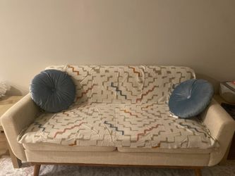 Couch in perfect condition ( beige in color)