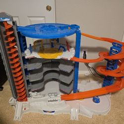 Hot Wheels Toy Car Track Set & 4 Cars, Super Ultimate Garage, 3+ ft Tall with Motorized Gorilla
