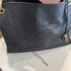 Loius Vuitton Artsy Handbag