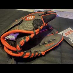 NEW WILSON TBALL GLOVE CHILD 10"