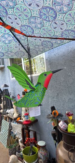 Metal solar hummingbird