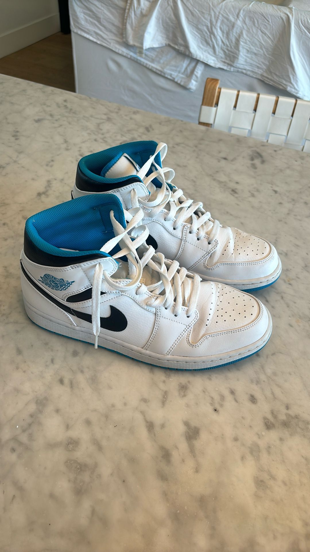 Air Jordan 1 Mid Laser Blue