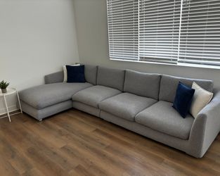Right Chaise Sectional Sofa (Excellent Condition)