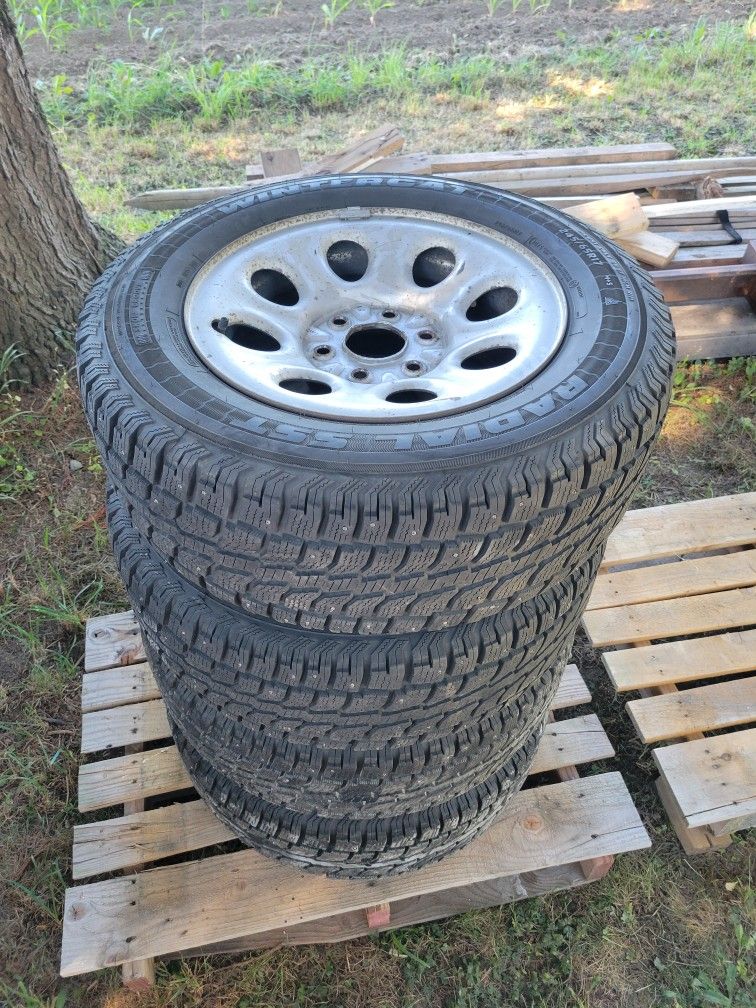 245/65 R17 Wintercat Radial SST.