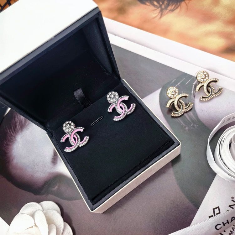 I was attracted by this one at a glance. The color matching is very beautiful.