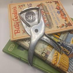 Vintage Lemon Squeezer Metal Juicer 🍋