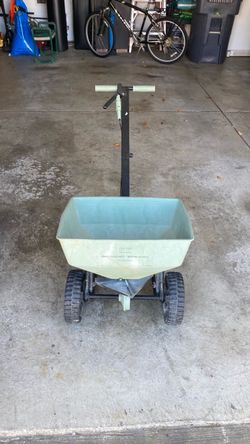 Easy broadcast spreader with extra large hopper works fine Easy broadcast spreader with extra large hopper works fine