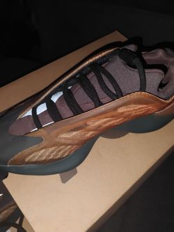 Yeezy 700 v3size 6 in kids boys