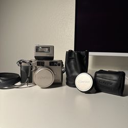 Contax G2 + 28mm f/2.8 lens + TLA200 flash