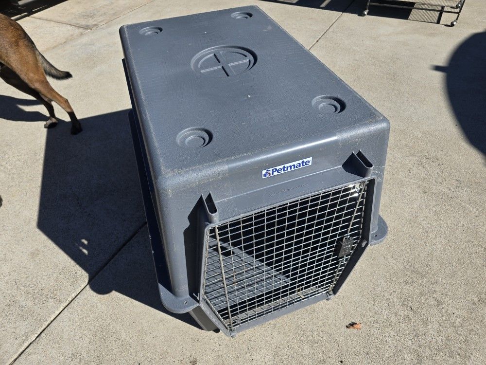 XL Petmate Dog Kennel (Missing Side Bolts)