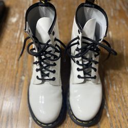 Womens Sz7 Dr-‘ Martins