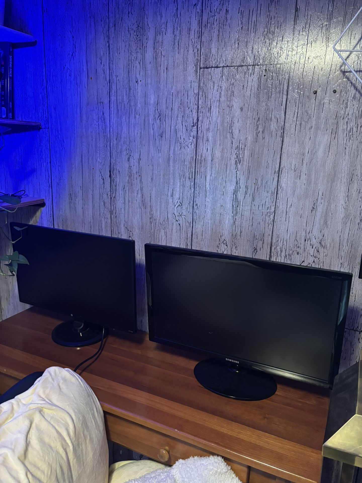 LOW PRICE MOVING- 2 COMPUTER MONITORS HP/SAMSUNG