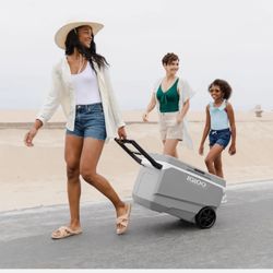 Igloo MaxCold Latitude 90-quart Roller Cooler, Durable, Can Hold 137 Cans, 