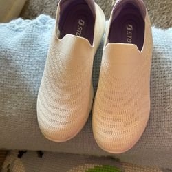 White Shoes Never Been Worn Size 9 Wide Women’s Shoes.