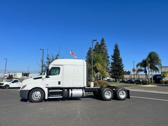 Freightliner Cascadia 72” Midroof Sleeper
